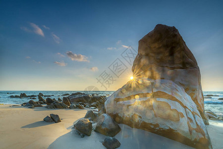 日出古化石礁作为辐射星环绕右边缘的大岩石像闪亮的珍珠释放图片