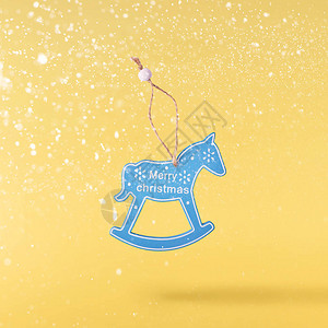 圣诞节的概念创造圣诞节构想是由在黄色背景下坠入空中的圣诞木制小马制成的背景图片