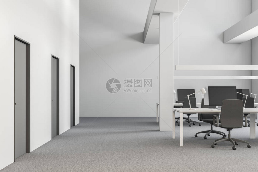 工业风格的办公室内部有白色的墙壁地板上的地毯一排带黑色椅子的电脑桌和一排封闭的门图片