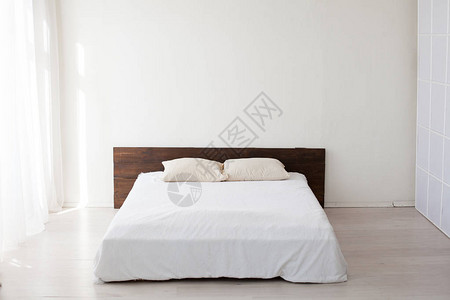 室内白色卧室的大床1背景图片