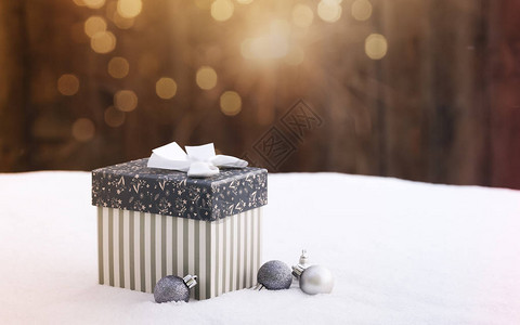 雪地里的礼盒圣诞灯饰图片