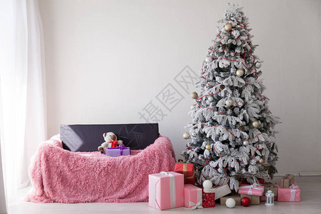 圣诞树带礼物花环点亮新年冬天图片