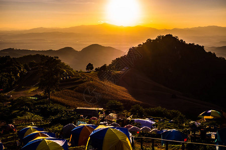 帐篷在夕阳下远眺群山图片