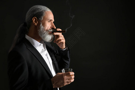 带着威士忌和雪茄的老年商人背景图片