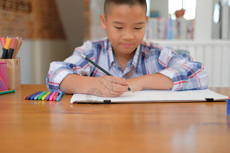 小亚洲孩子男孩儿童小学生图画片儿童图片