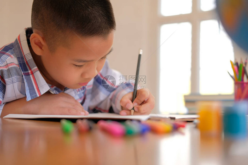 小亚洲孩子男孩儿童小学生图画片儿童图片