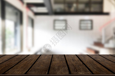 木制板空桌面和模糊内部模糊在咖啡店背景模拟显示产品图片