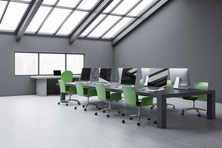 拐角处有灰墙的阁楼上办公室砖层地板长灰色桌子和电脑绿色椅子以及窗户附近的大型计算图片