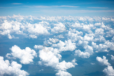 美丽明亮清澈的蓝天上有小云作为背景天空和云上的自然天气图片