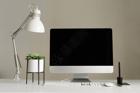 设计师工作区简约的办公室空白屏幕台式电脑样机台式电脑灯图形输入板鼠标笔白桌上的肉质植背景图片