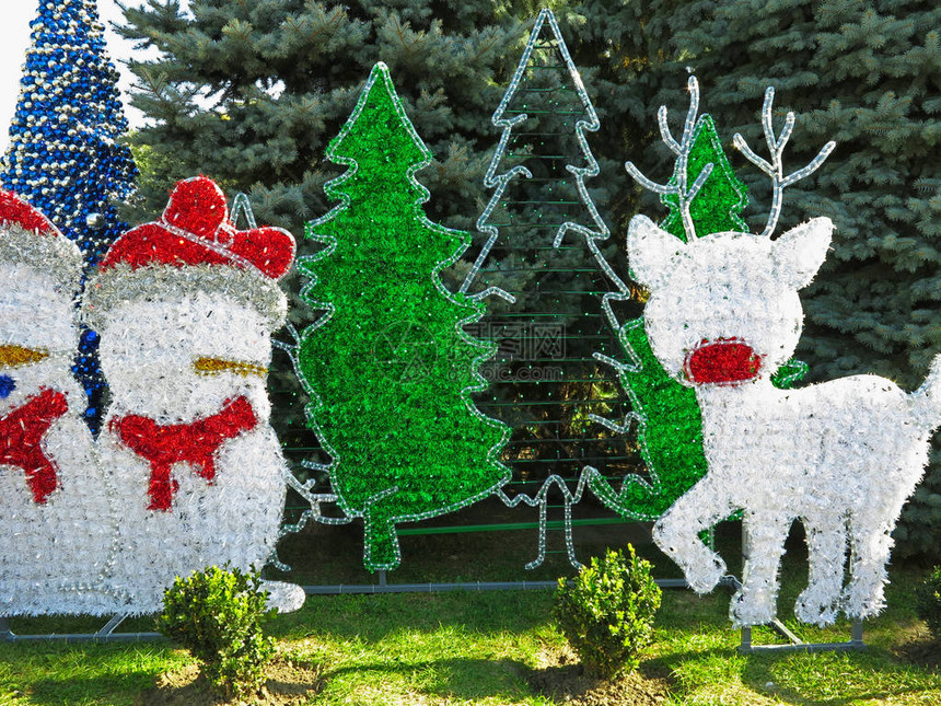 圣诞英雄代表了驯鹿和雪人的组成而不是绿色图片