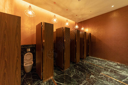 公共厕所餐厅酒店或商场的洗手间门空室内装饰设计背景图片