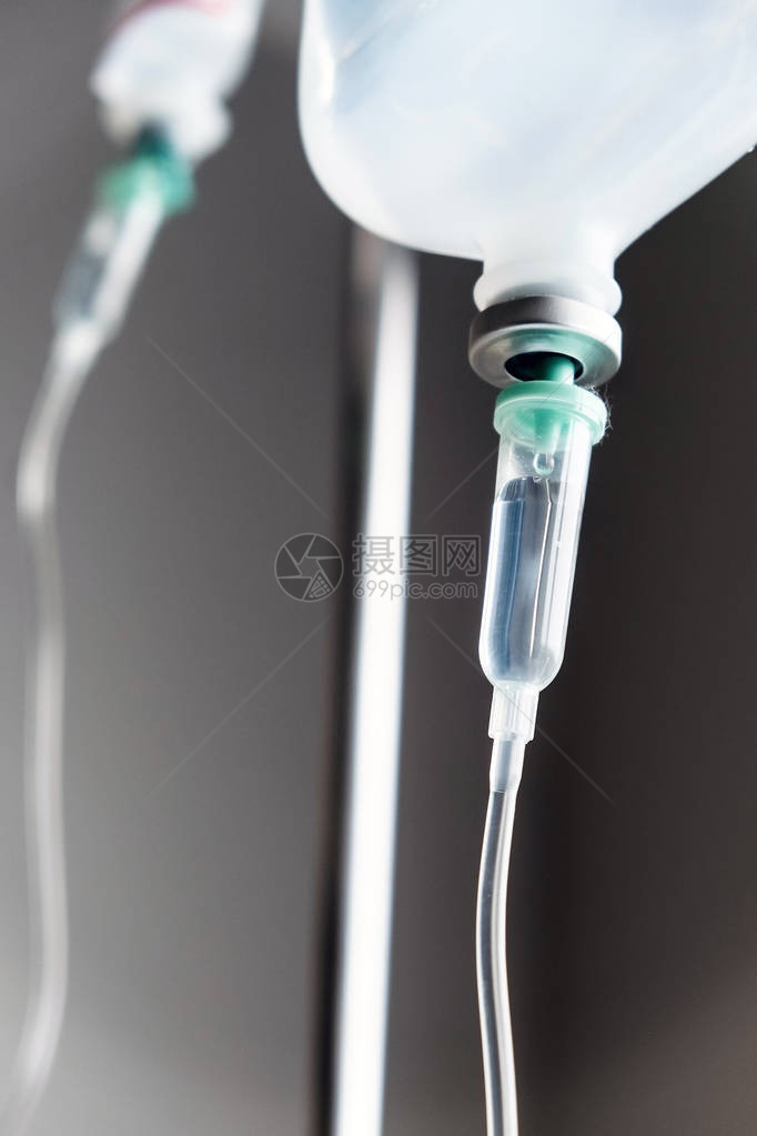 住院病人静脉注射生理盐水点滴图片