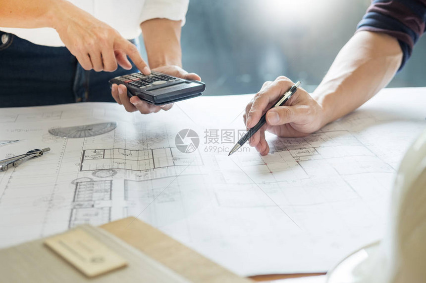 专业建筑师在蓝图上工作讨论施工计划工程师建设业务团队理念图片