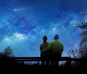 一对夫妇在夜空中看星星图片