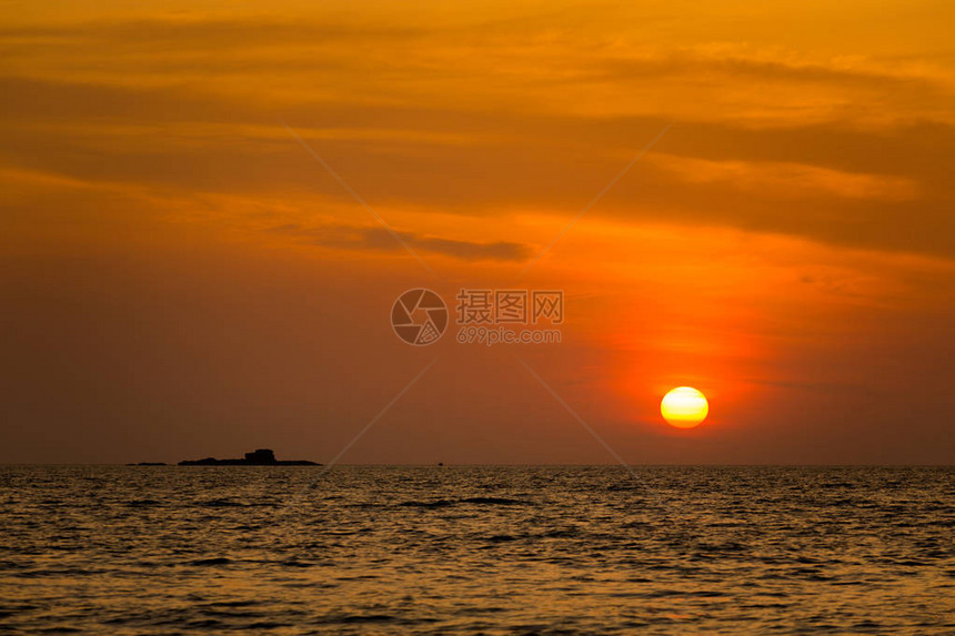 马来西亚热带兰卡维岛的PantaiCenang海滩在多彩的日落期间图片