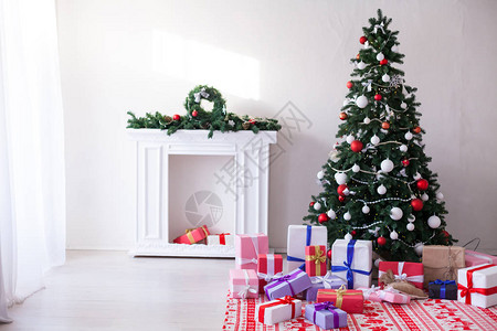 圣诞树配有礼物和装饰品图片