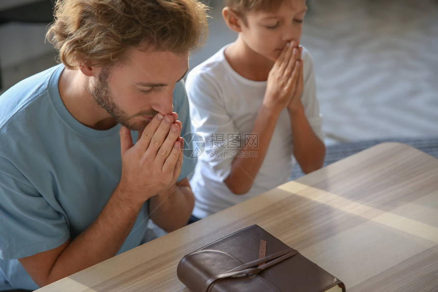 父亲和儿子在家祈祷图片