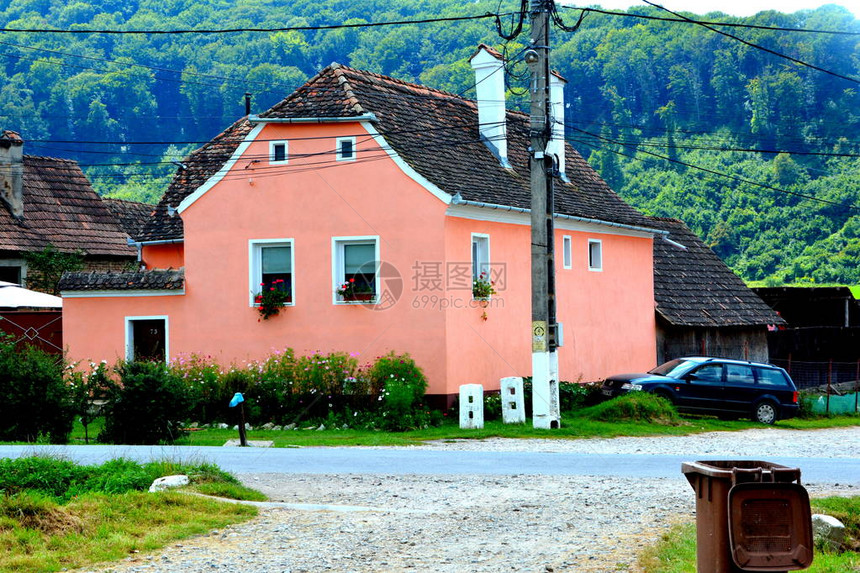 罗马尼亚特兰西瓦尼亚州Seesd村典型的农村景观和农民住房图片