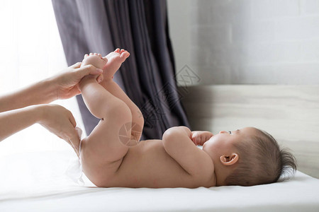 洗澡后用湿纸巾擦屁股和婴儿身体背景图片