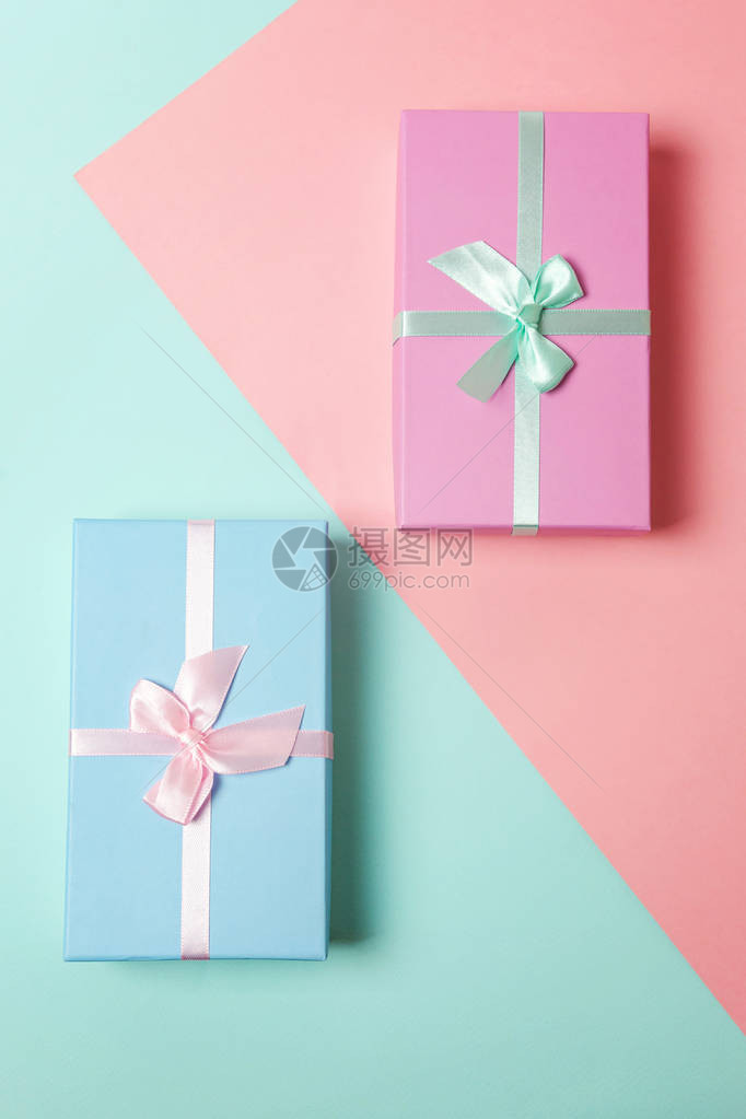 小礼品盒包着粉红色和的纸隔离在和粉红色的糊状彩色时髦的几何上圣诞生日情人节庆典浪漫概念图片