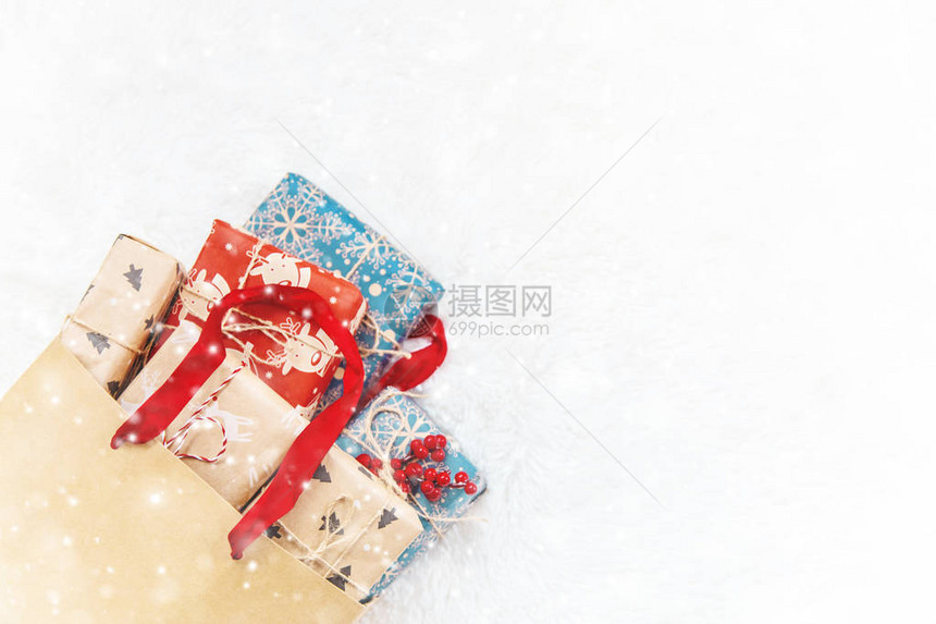 圣诞购物礼物包裹里的礼物有选择的焦点假日图片
