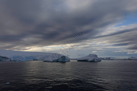 与海和山的南极风景图片
