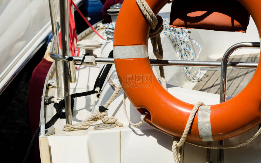 船上另一边的橘子救生艇海上拯救生命的基图片