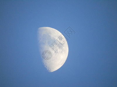 universum一张令人惊叹的拍摄于热那瓦市上空的满月背景是晴朗的天空背景