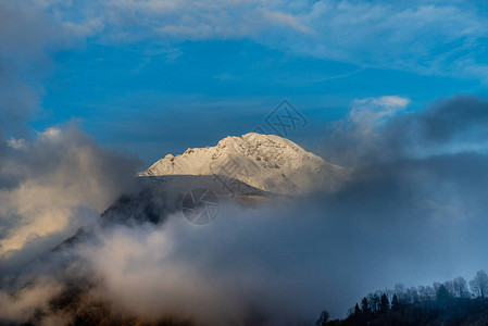 雪山地带从云端出现高清图片