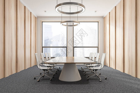 办公室会议室内部有木墙铺有地毯的地板两扇大窗户和带白色椅子的长木桌图片