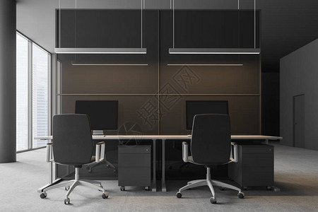 现代办公室的内部有灰色和玻璃墙混凝土地板大窗户和带灰色椅子的浅色木制和灰色电脑桌背景图片