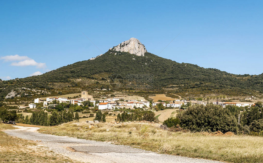西班牙北部阿斯图里亚斯山脉的乡村落在阳图片