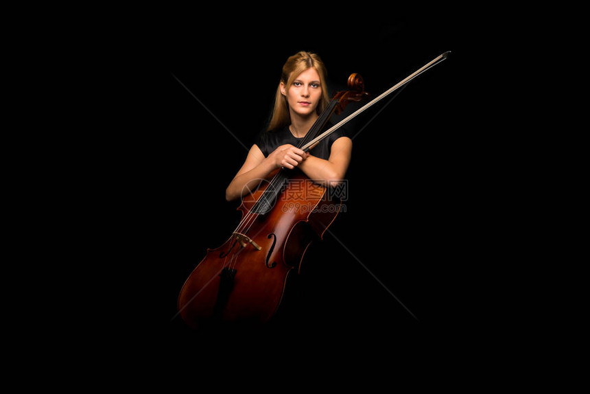 年轻女孩在下玩大提琴图片