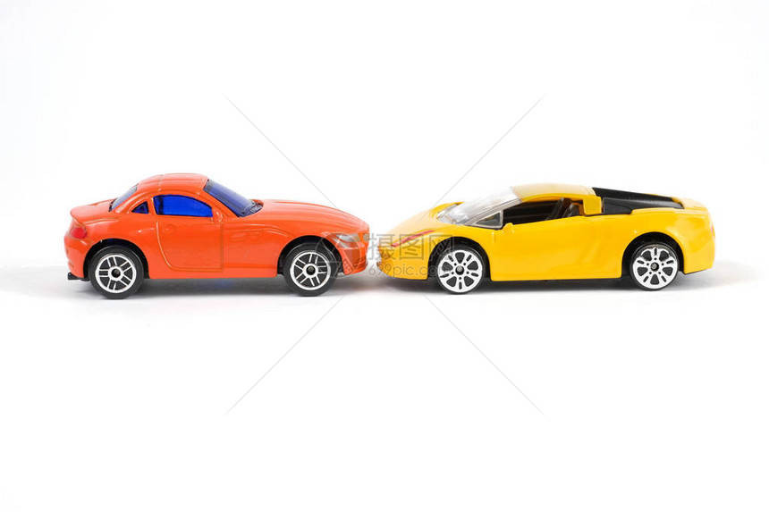 白色上的黄色和玩具车图片