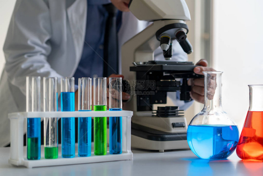 在制药实验室工作的人科学家在显微镜中检查生物化学样品科学技术医学研发研究理念图片