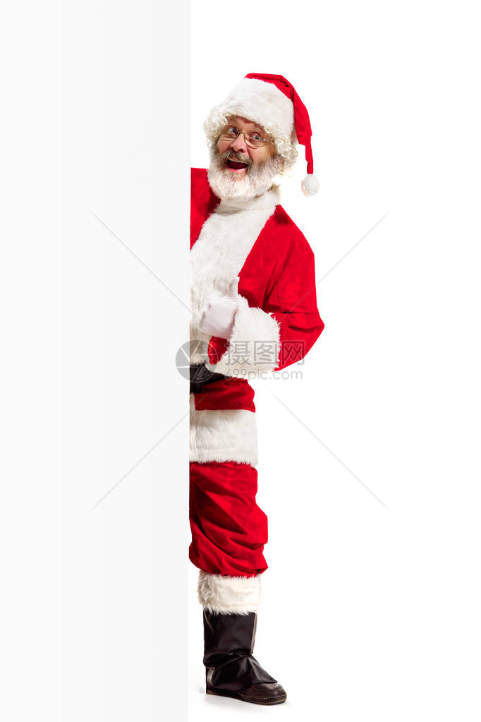 快乐惊讶圣诞老人指向空白广告横幅背景与副本空间微笑的老人在空白的白图片
