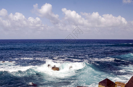 海浪对着大西洋面图片