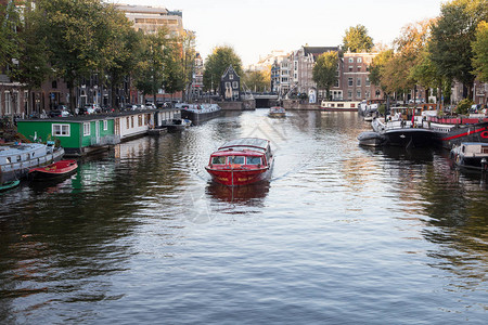 荷兰阿姆斯特丹具有历史意义的城市中心运河堤岸典型景象图片
