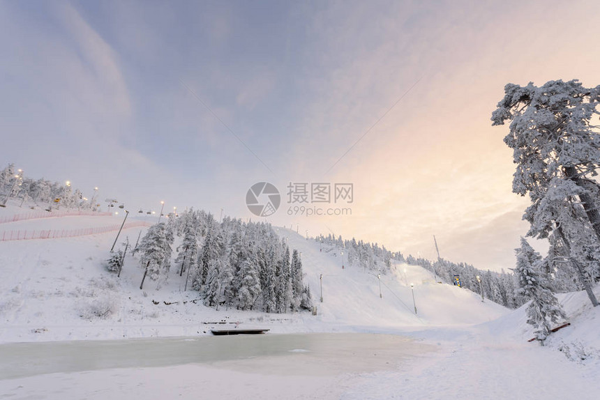 Rukatunturi在冬季跳山滑雪图片