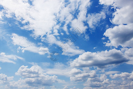 蓝天上美丽的卷曲白云图片