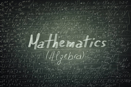 黑板背景粉笔写的数学公式和方程式图片