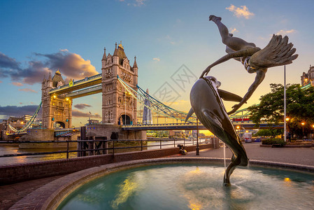 伦敦泰晤士河旁的塔桥图片