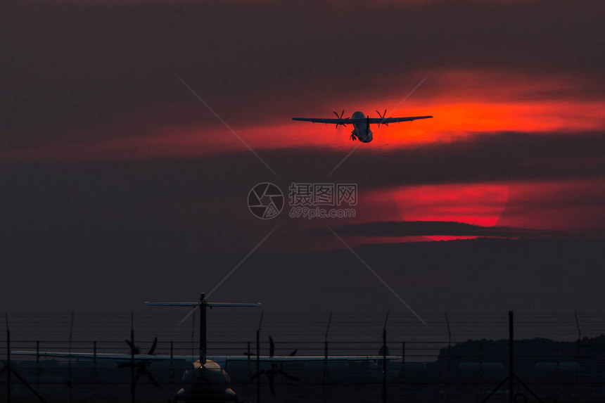 空中飞机在日落时起飞靠近太阳背着美图片