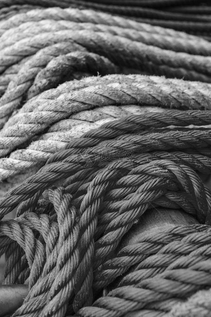 船甲板上的绳索图片