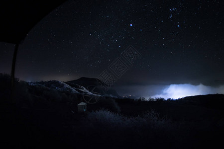 美丽的夜景与星夜山和森林有绿色草甸和山的夜森林在明亮的星夜或银河视图图片