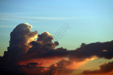 海上夕阳七彩火焰与天空冷云相撞图片