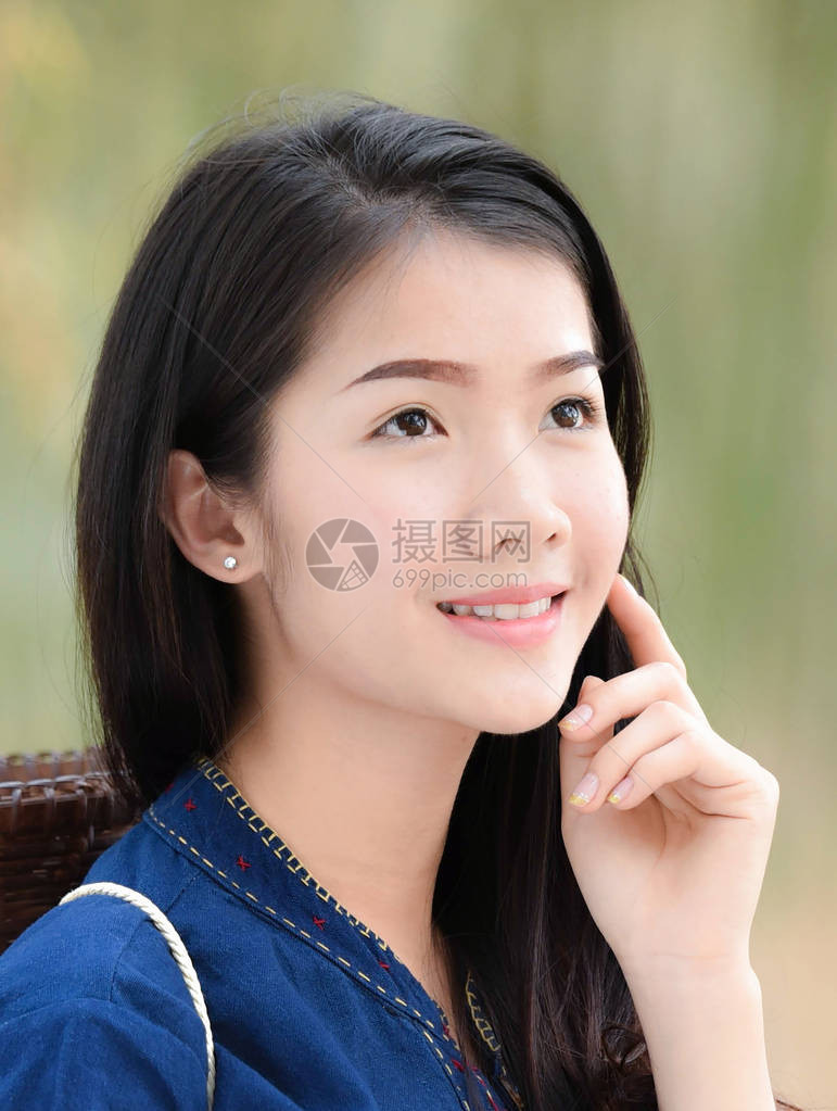 亚洲女人美丽的皮肤自然背景美丽的亚洲年轻女孩的肖像着装部落生活快乐的微笑图片