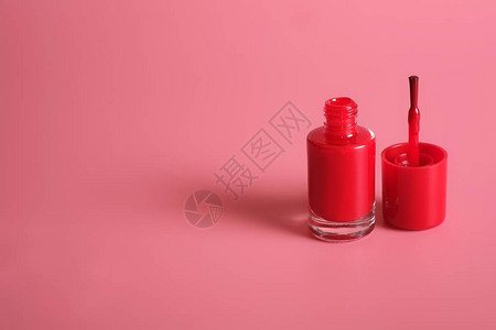 粉红色背景中隔离的指甲油瓶图片