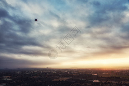 日出时热气球在美丽的天空图片